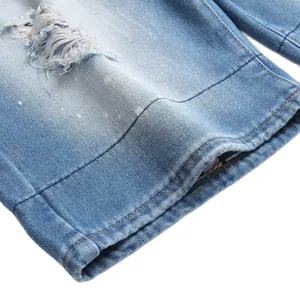Short en jean bleu clair pour homme avec déchirures et éclaboussures de peinture