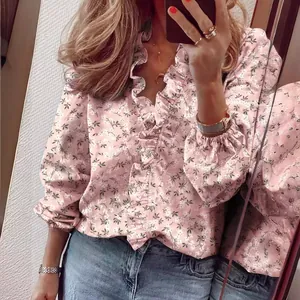 Élégant chemisier rose à fleurs, manches longues, col en V à volants et manches bouffantes