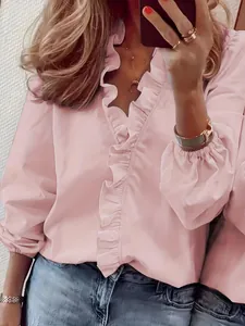 Blusa rosa de manga larga con elegantes volantes en el cuello