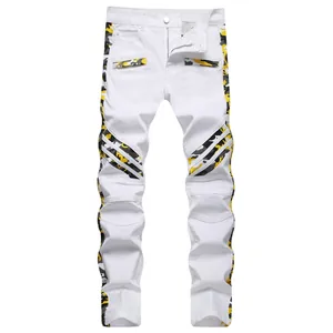 Jean slim blanc pour homme avec empiècement camouflage jaune et détails côtelés aux genoux