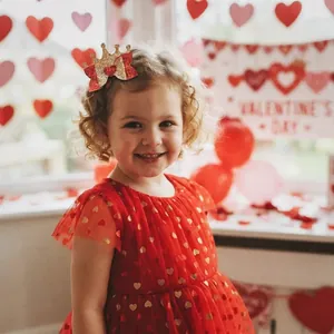 Detailansicht eines Kindes mit einer glitzernden Valentine Herz-Kronen-Haarschleife