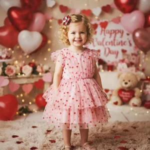 Detail einer handgemachten Valentinstag-Glitzer-Herz-Haarschleife für Mädchen.