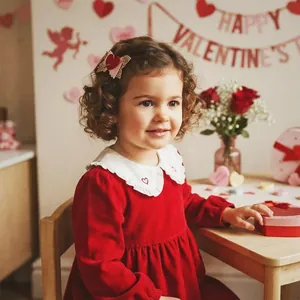 Detailansicht eines Kindes mit einer handgefertigten Valentinstag-Herz-Haarschleife
