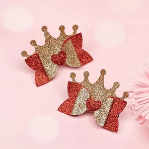 Detailaufnahme von Glitzer-Herz- und Kronenschleifen-Haarspangen für Valentinstag