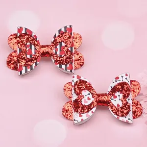 Nahaufnahme von handgefertigten Glitzer-Herz-Haarschleifen zum Valentinstag mit Pailletten