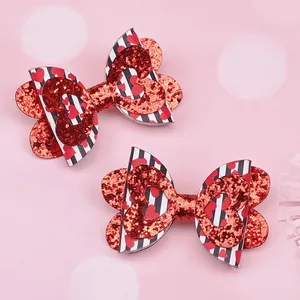 Detailansicht handgefertigter Valentinstag-Haarschleifen mit roten Glitzerherzen