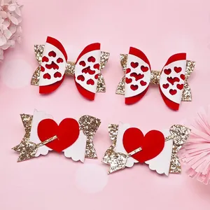 Detailansicht handgefertigter Valentinstag Herz-Haarschleifen mit roten Glitzerelementen.