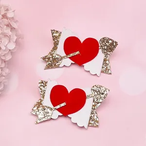 Detailansicht von handgefertigten Valentinstag-Herz-Haarspangen mit Goldglitzer und Rosa
