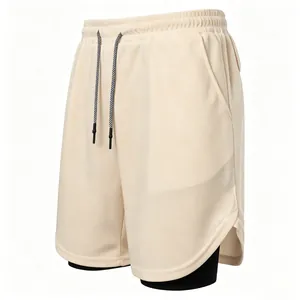 Detailansicht der schnell trocknenden 2-in-1-Herren-Laufshorts mit Mesh-Gewebe-Struktur