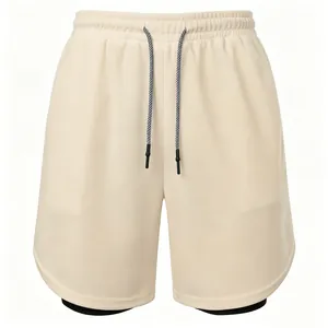 Herren 2-in-1 Schnelltrocknende Laufshorts in Beige mit schwarzer Kompressionsschicht.