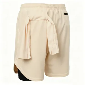 Rückansicht der cremefarbenen 2-in-1-Sportshorts für Herren mit schwarzer Kompression