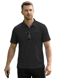 Vue détaillée d'un polo noir respirant pour hommes avec une poche de poitrine.