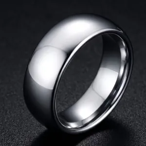 Bague minimaliste en acier titane argenté poli avec un design élégant en dôme
