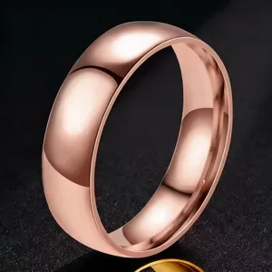 Élégante bague en acier titane poli or rose avec un large design minimaliste de bande.