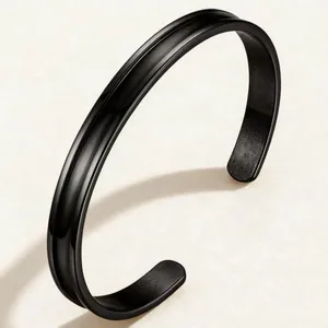 Bracelet jonc minimaliste en acier titane noir avec design rainuré pour femme