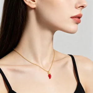 Collier pendentif piment rouge vif avec chaîne minimaliste en acier titane doré