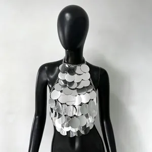 Vista frontale professionale di un top halter con paillettes metalliche argento su manichino