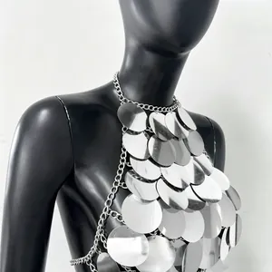 Dettaglio ravvicinato di un top a fascia sexy con paillettes argento su manichino nero
