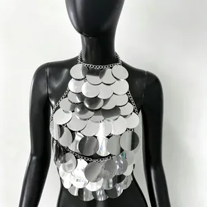 Dettaglio del top halter con paillettes metalliche argentate e dischi circolari