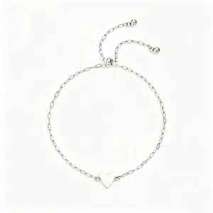 Elegante pulsera con amuleto de corazón en acero inoxidable plateado con cadena ajustable