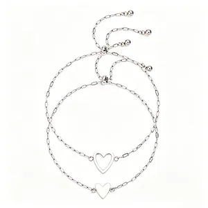 Juego de pulseras ajustables de acero de titanio plateado con dijes de corazón
