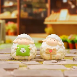 Gros plan de deux figurines de moutons mignons sur un chemin de pierre décoratif