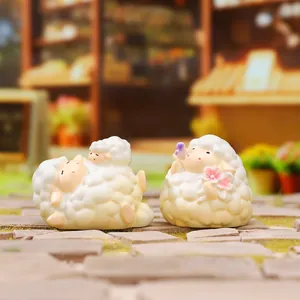 Gros plan de deux figurines de moutons mignons dans une scène de rue miniature.