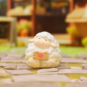 Figurine de mouton de dessin animé tenant un petit panneau en bois avec cœur