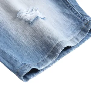 Short en jean déchiré bleu clair pour homme avec détails usés et ourlet brut.