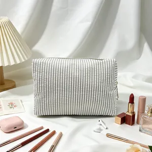 Große Kosmetiktasche aus Seersucker mit Streifen, graue Reise-Waschtasche für Damen.