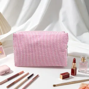 Große Kosmetiktasche aus rosa-weiß gestreiftem Seersucker für Reise-Accessoires