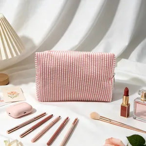 Rosa und weiß gestreifte Seersucker-Kosmetiktasche für Reisen und Make-up-Aufbewahrung