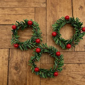 Set van drie mini kerstkransen met rode bessen en groene dennennaalden decoratieset