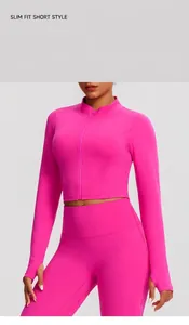 Gros plan d'une veste de yoga fuchsia ajustée avec col montant et fermeture éclair