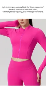 Gros plan d'une veste de yoga rose à séchage rapide avec fermeture éclair et coupe slim.