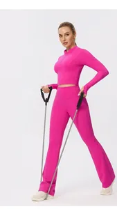 Ensemble de yoga rose ajusté avec veste zippée à manches longues et legging évasé