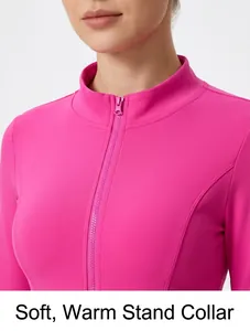 Gros plan d'une veste de sport rose vif avec col montant et fermeture éclair devant