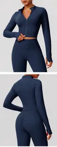 Détail de la veste et du legging de yoga bleu marine avec fermeture éclair et vue de dos.