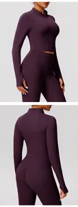 Détails avant et arrière d'un ensemble de yoga violet avec veste zippée ajustée