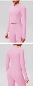 Vue avant et arrière d'une veste de yoga rose à manches longues et d'un legging assorti.