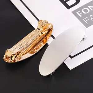 Detailansicht gebürsteter Metall-Haarspangen in elegantem Gold- und Silber-Finish.