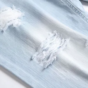 Vue détaillée d'un short en jean bleu clair avec des déchirures et effets effilochés