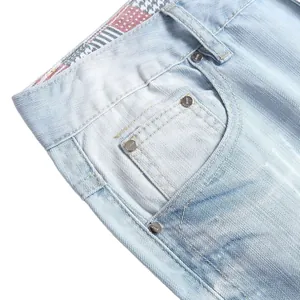 Gros plan de shorts en jean bleu clair pour hommes avec détails de poche cousus