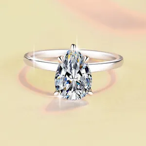 Κοντινό πλάνο δαχτυλιδιού moissanite σε σχήμα αχλαδιού από ασήμι S925 με λάμψη