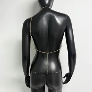 Détail de la vue arrière d'une chaîne de corps minimaliste en métal doré.