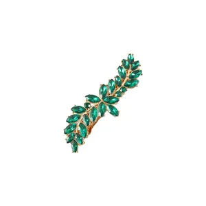 Detailopname van een elegante groene blad haarclip met schitterende strass