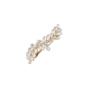 Detailopname van bladvormige haarspeld met fonkelende heldere marquise-strass-steentjes