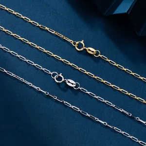 Primo piano dettagliato di catene a maglie in argento sterling S925 oro e argento