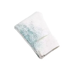 Jean slim blanc pour homme style urbain avec détails de peinture verte