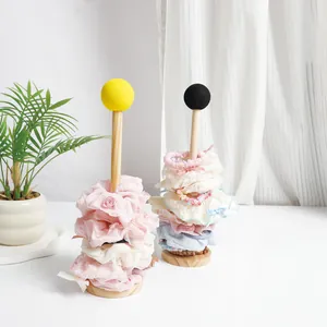 Soporte organizador de madera para coleteros y elásticos de pelo creativo